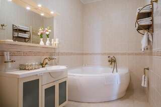 Отель Моцарт Отель Одесса Представительский люкс-3